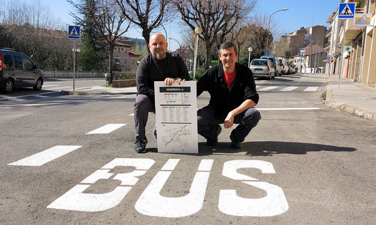 Els regidors Francesc Ribera i Eloi Escútia a la roda de premsa de presentació de les noves línia de bus urbà.