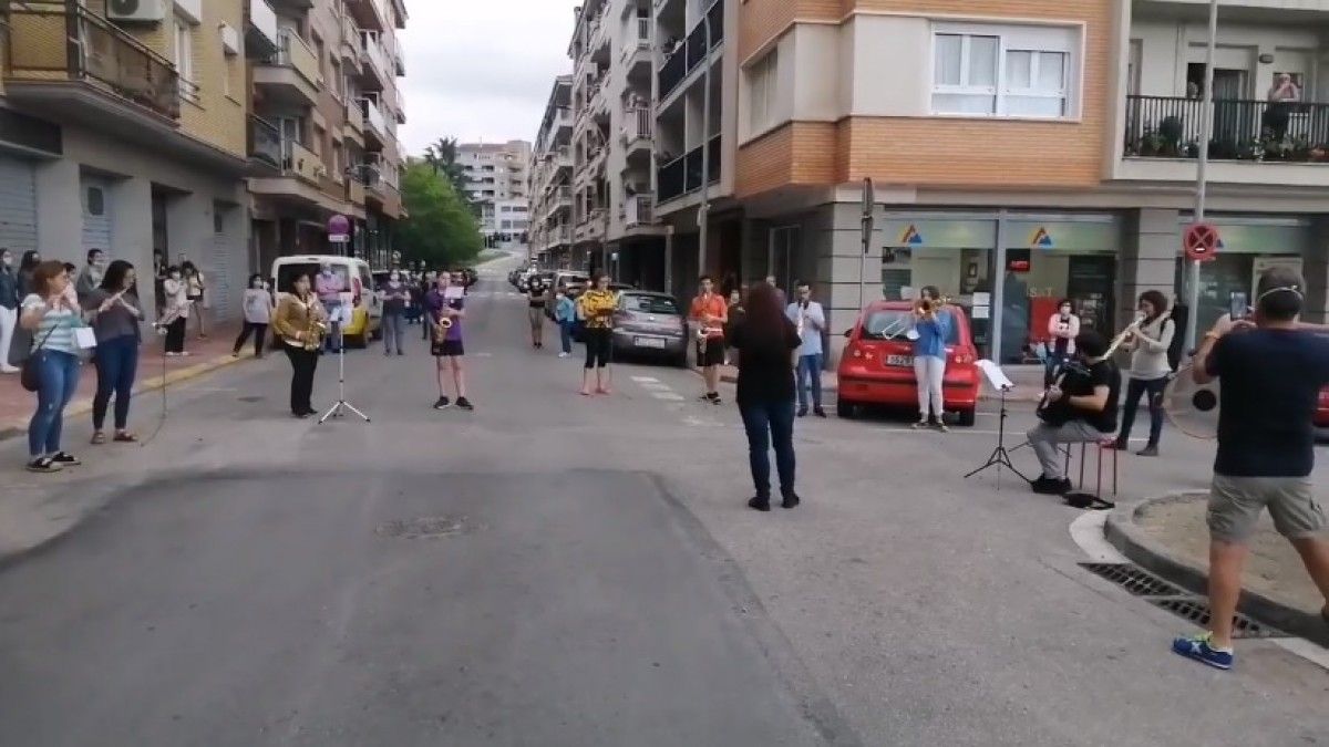 Una desena de músics fan sonar les melodies de la Patum al barri de la Font del Ros.