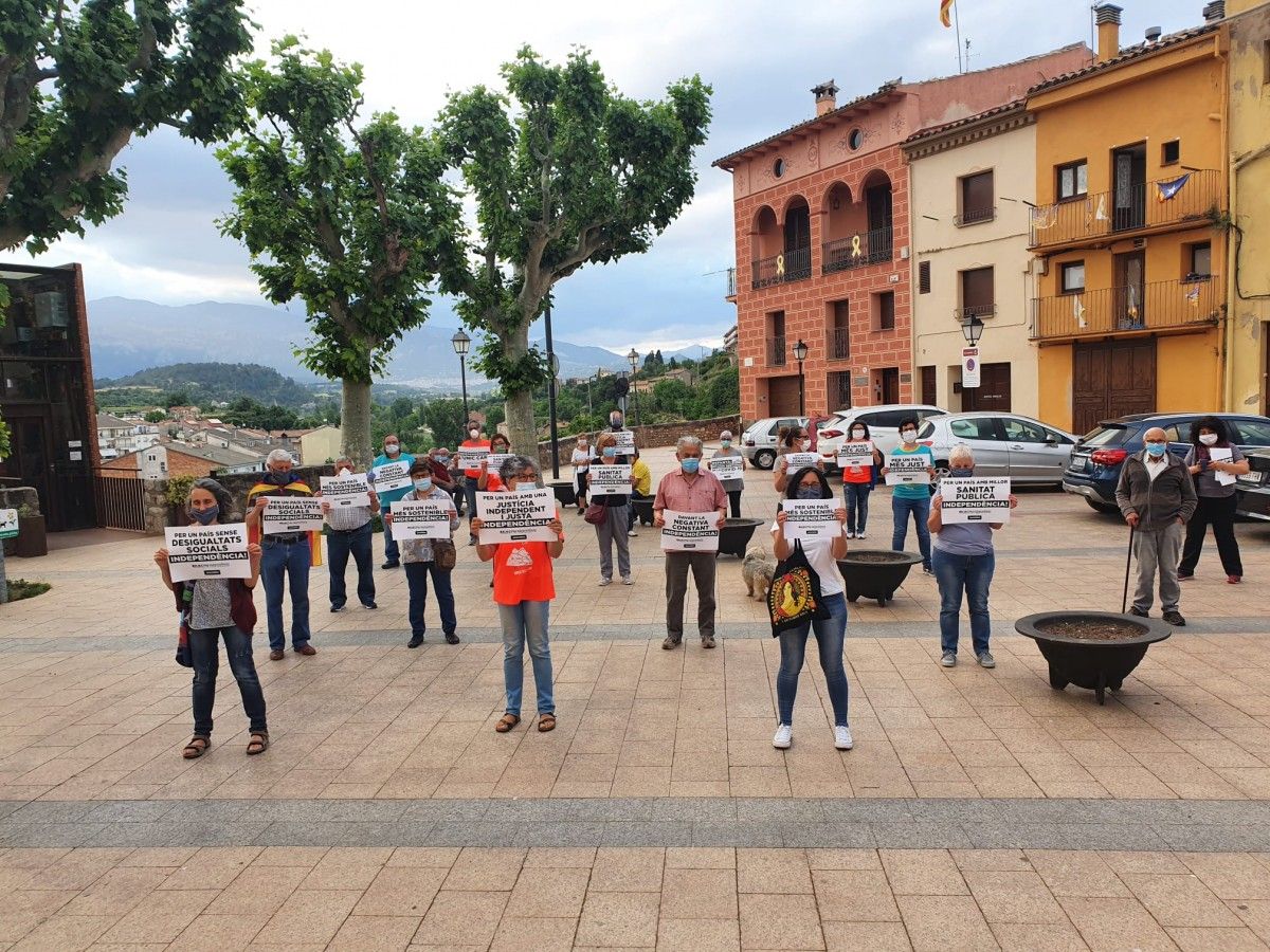 Manifestants a la plaça de la Vila de Gironella.