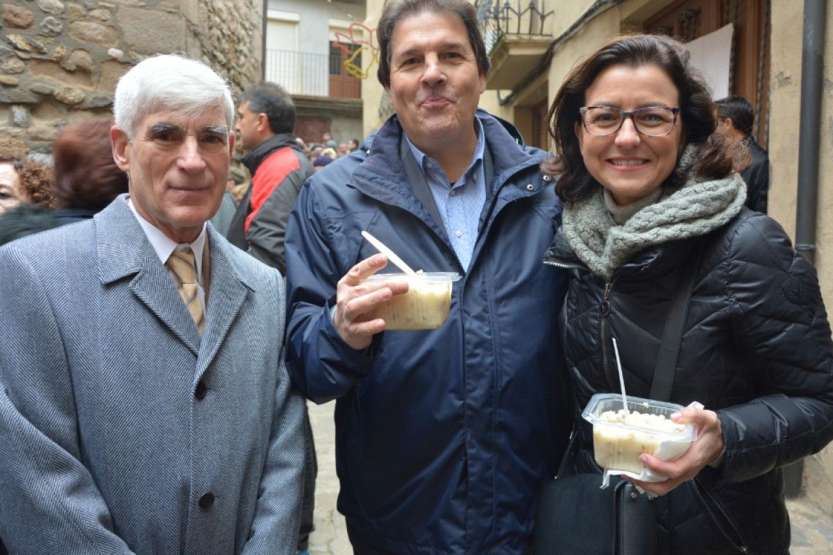 La portaveu socialista Eva Granados amb el gironellenc Joan Torra i Cristòfol Gimeno, alcalde de Castellgalí. 