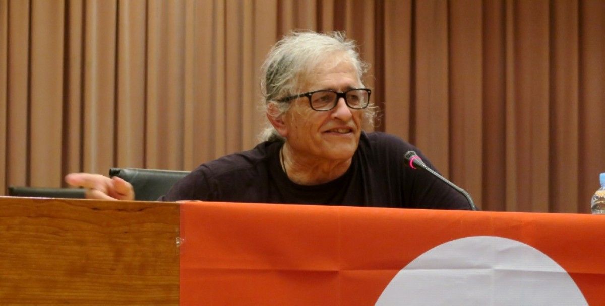 Ramón Cotarelo en una conferència. 