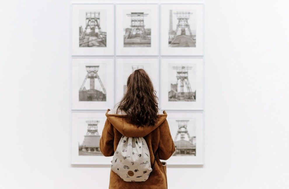 Una noia observa una exposició en un museu.