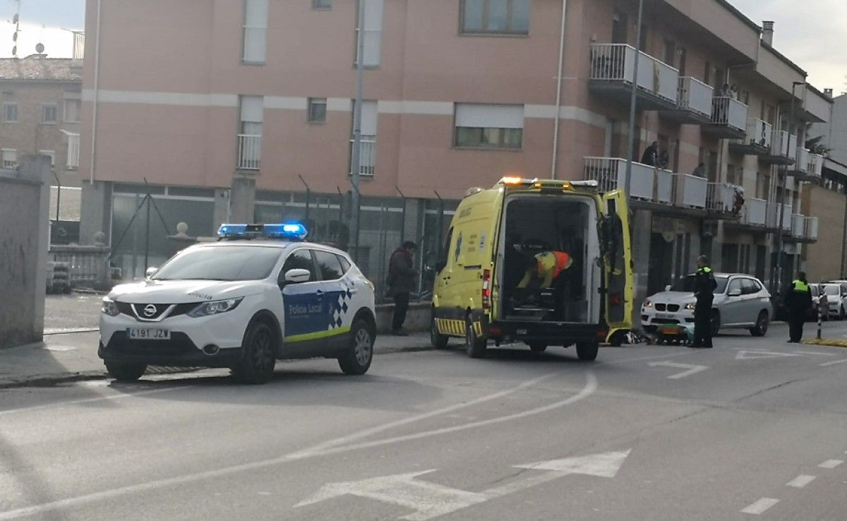 La Policia Local i una dotació del SEM han atès l'accidentada al carrer Mestre Pedret. 