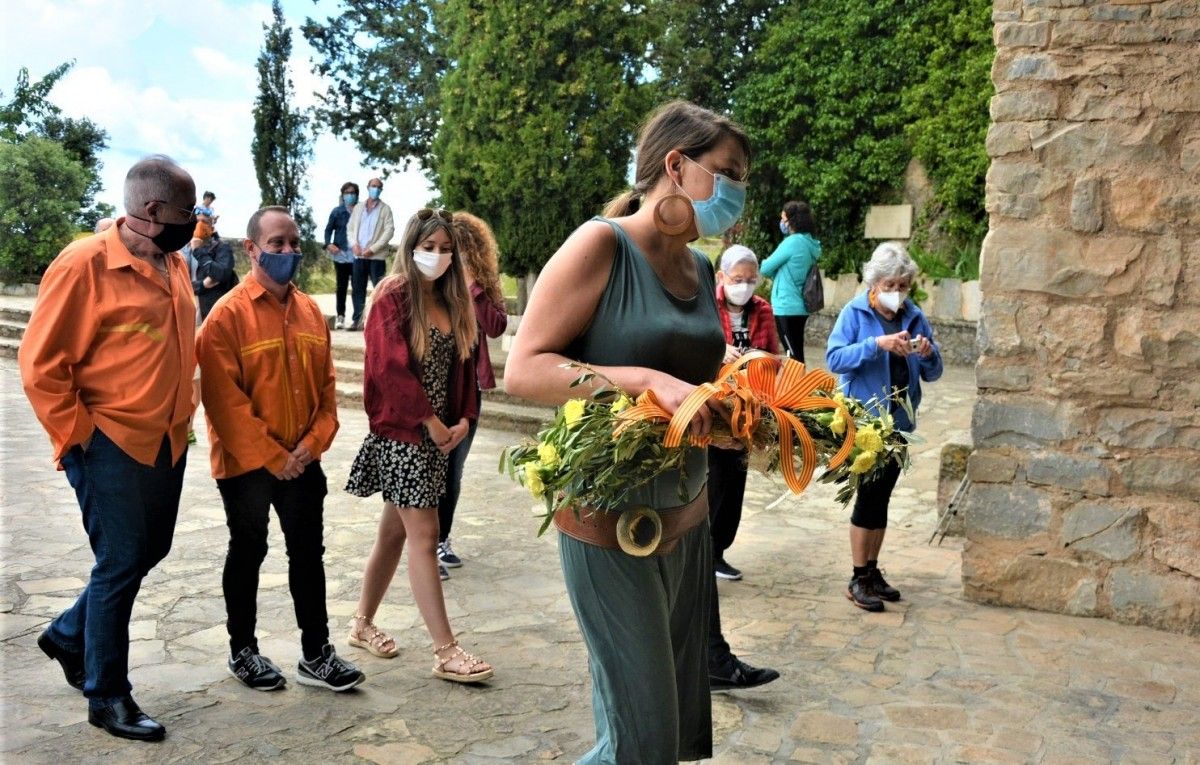 L'alcaldessa Montse Venturós en l'ofrena al santuari de Queralt.