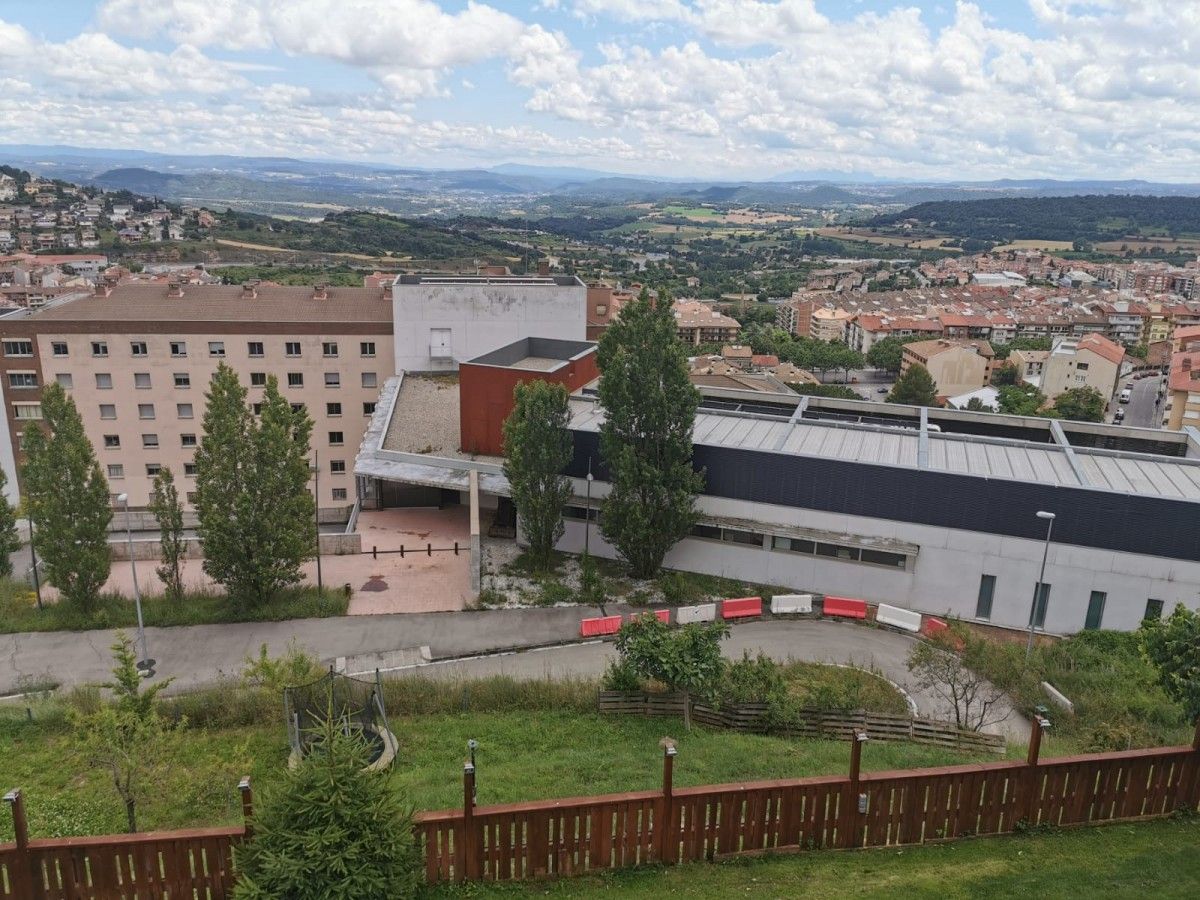 L'Hospital Sant Bernabé de Berga, amb vista a la ciutat de Berga de fons