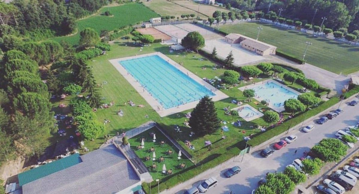 Vista amb dron de la piscina municipal de Gironella.