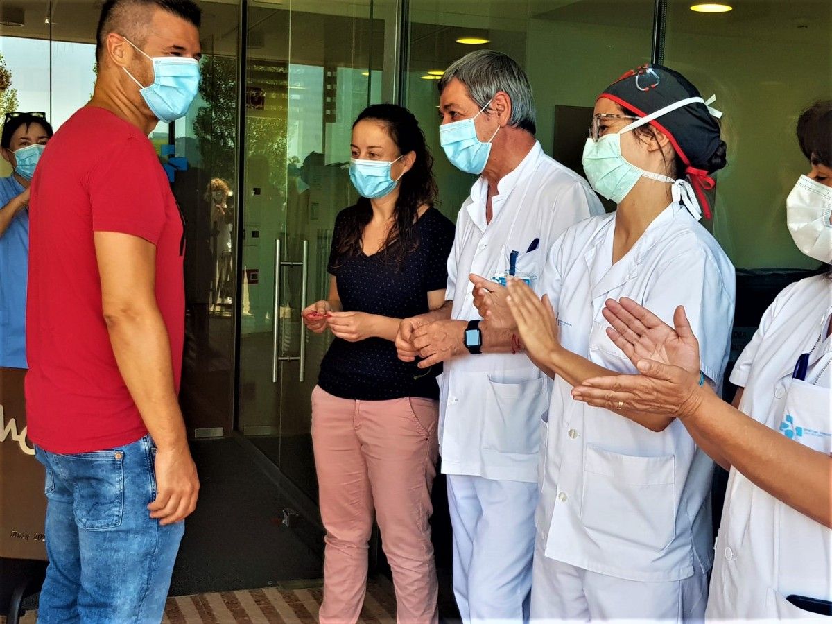 Un dels pacients que ha superat la Covid-19, Oriol Tusón, en entregar la polsera a la comitiva de sanitaris.