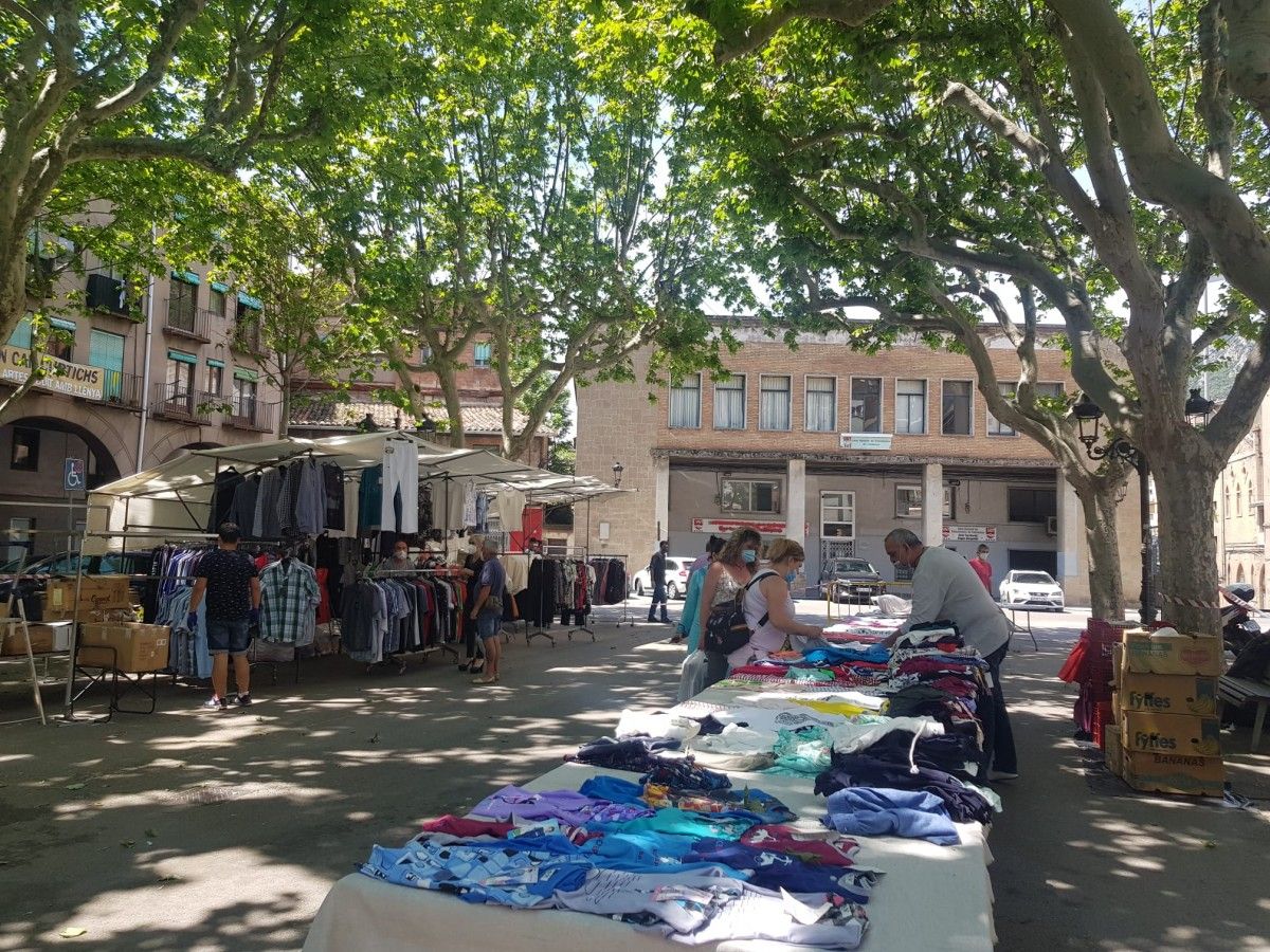 Parades de roba al mercat setmanal del Vall durant la desescalada (arxiu).