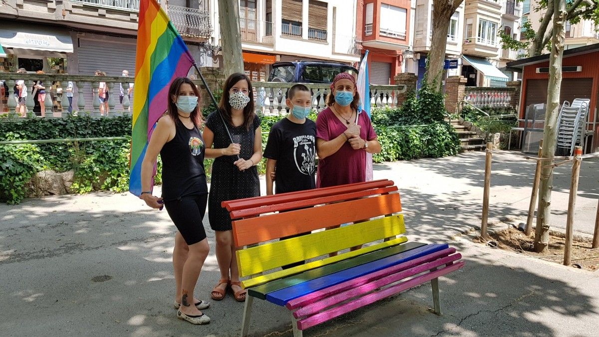 Berga compta a partir d'ara amb un banc irisat a la plaça Viladomat per donar visibilitat a la diversitat afectiva i sexual.