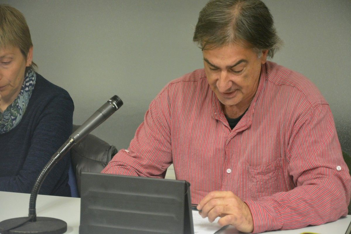 Pep Llamas fent lectura de la moció al ple del Consell Comarcal del Berguedà.