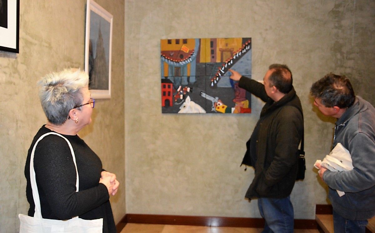 Públic i participants visitant l'exposició d'obres d'art.