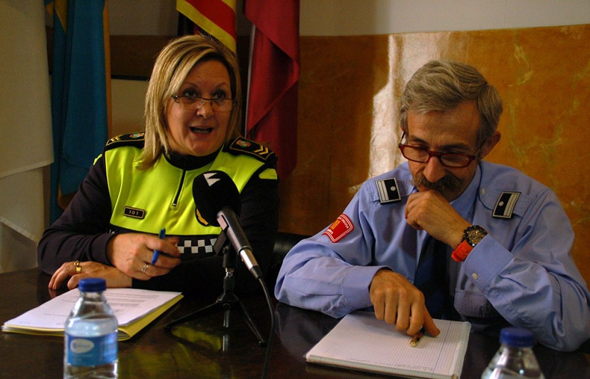 La sergent en cap de la Policia Local de Berga, Josefina Vizuete, i el membre dels Bombers Juli Lladós (arxiu). 