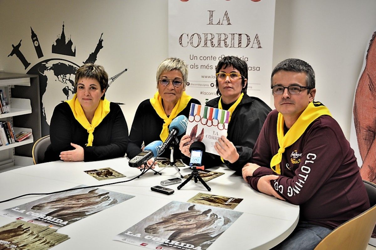 Les autores Gemma Mujal, Ester Puig i Andrea Martín amb el regidor Jesús Subirats.