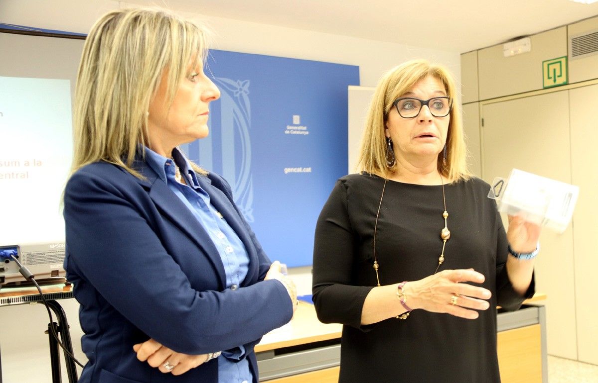 La directora de l'Agència Catalana de Consum, Montserrat Ribera, i la directora dels Serveis Territorials d'Empresa i Coneixement a la Catalunya Central, Bàrbara Minoves