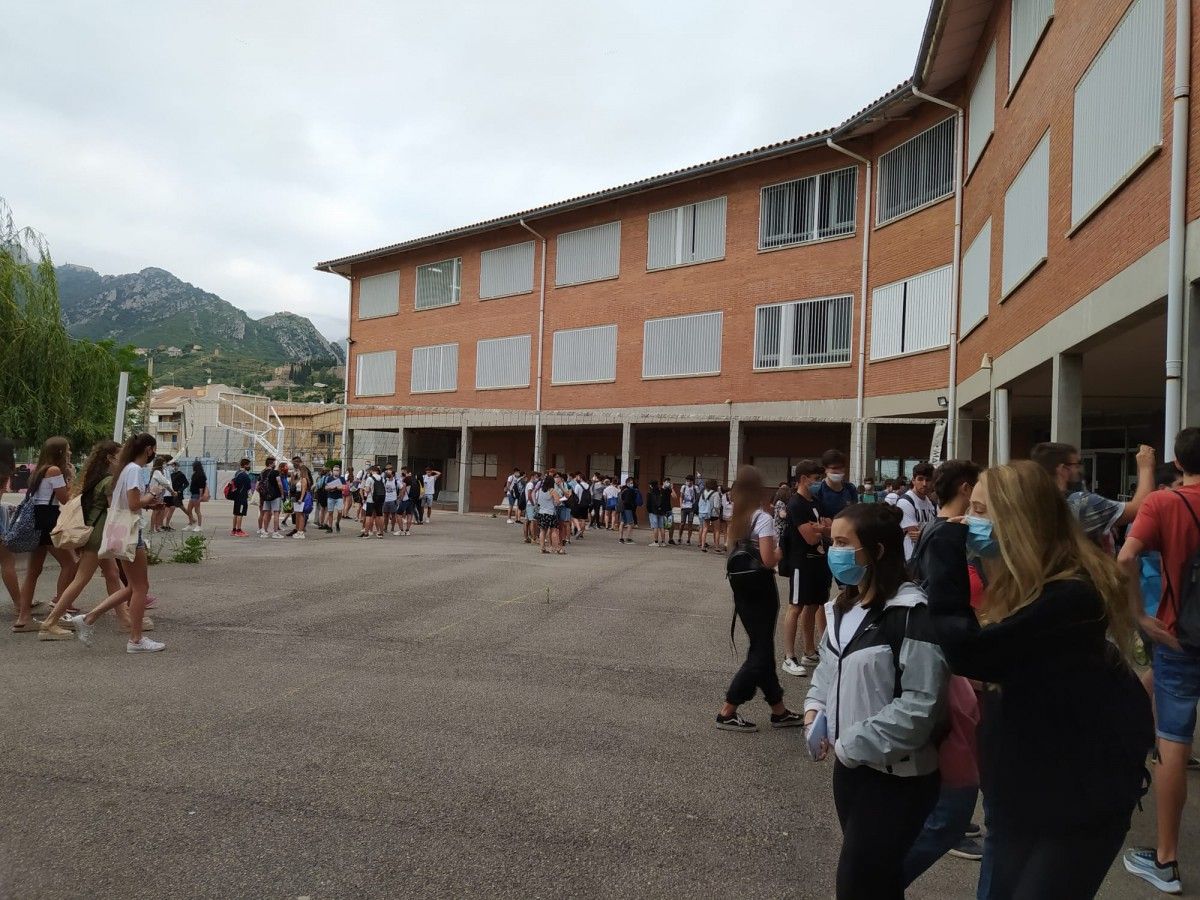Alumnes a l'institut Guillem de Berguedà en una imatge d'arxiu del passat mes de juny.