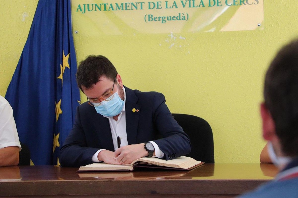 El vicepresident Pere Aragonès signant el llibre d'honor de l'Ajuntament de Cercs.