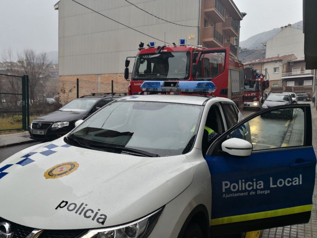 Desplegament de Bombers i policia al carrer Mestre Ribera.