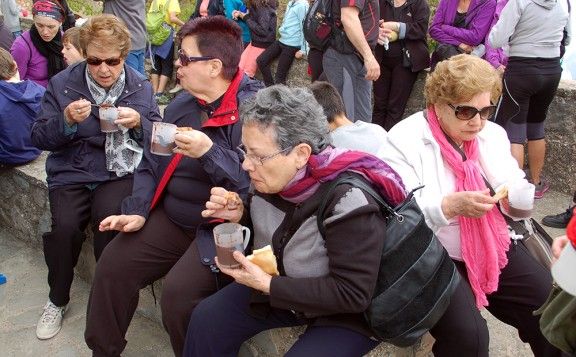 Un grup de dones menjant la coca i xocolata per Sant Marc
