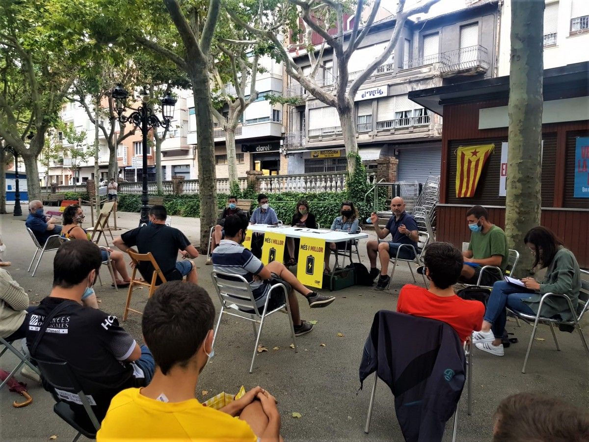 La CUP de Berga ha celebrat aquest dimarts una assemblea oberta a la plaça Viladomat de Berga.