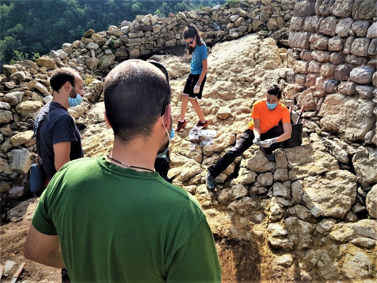 Excavacions al castell de Guardiola de Berguedà.