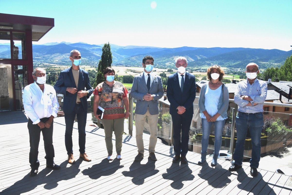 Foto de grup del conseller Puigneró amb alcaldes del territori a Puigcerdà. 