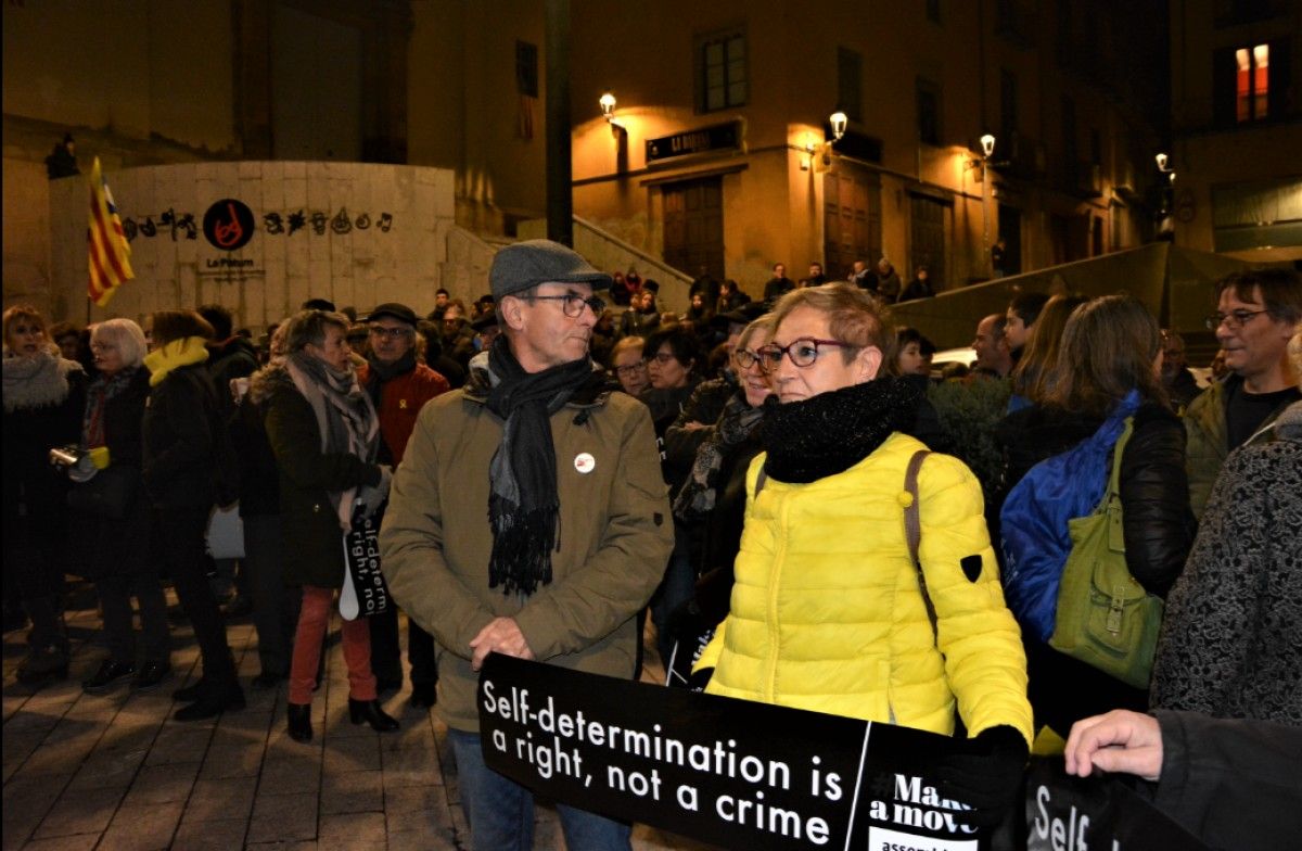 Manifestants a la plaça de Sant Pere aquest vespre. 