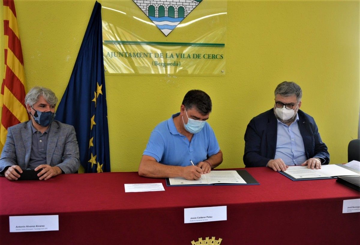 Signatura del conveni amb la UPC a la sala de plens de l'Ajuntament de Cercs (arxiu).