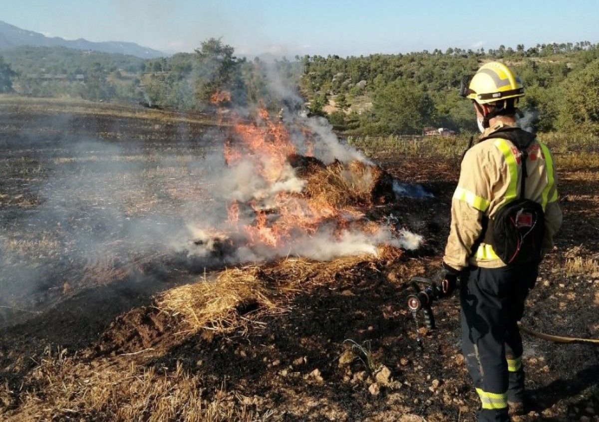 Perimetrat un incendi de vegetació agrícola i bales de palla en una zona de camps a Viver i Serrateix.