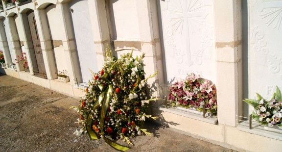 Un cementiri amb flors. 