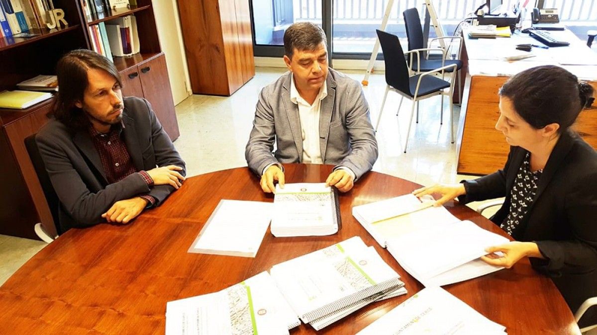 Membres de la Diputació de Barcelona entregant el nou POUM a l'Ajuntament de Cercs