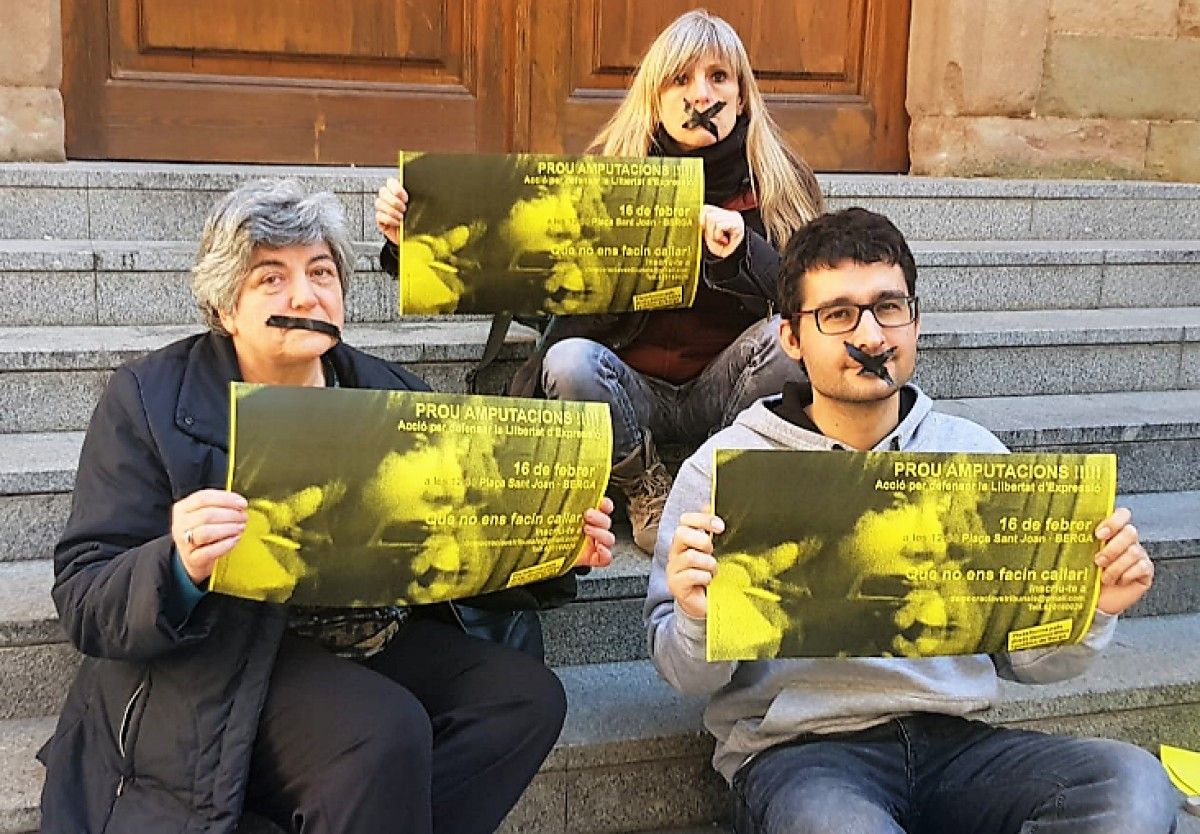 Marià Miró, Dolors Tous i Lydia Canals amb els llavis tapats amb cinta adhesiva per protestar contra la falta de llibertat d'expressió.