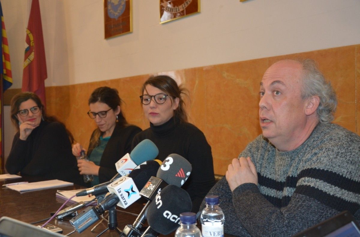 El director del centre, Xavier Llobet (a la dreta), en la roda de premsa sobre el cas de violències sexuals a l'Escola Municipal de Música, el passat gener (arxiu).