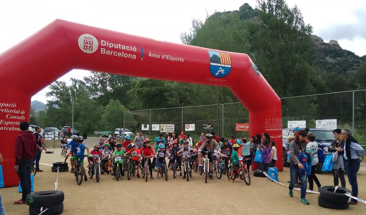 Participants a la prova de bicicleta del Consell Esportiu del Berguedà