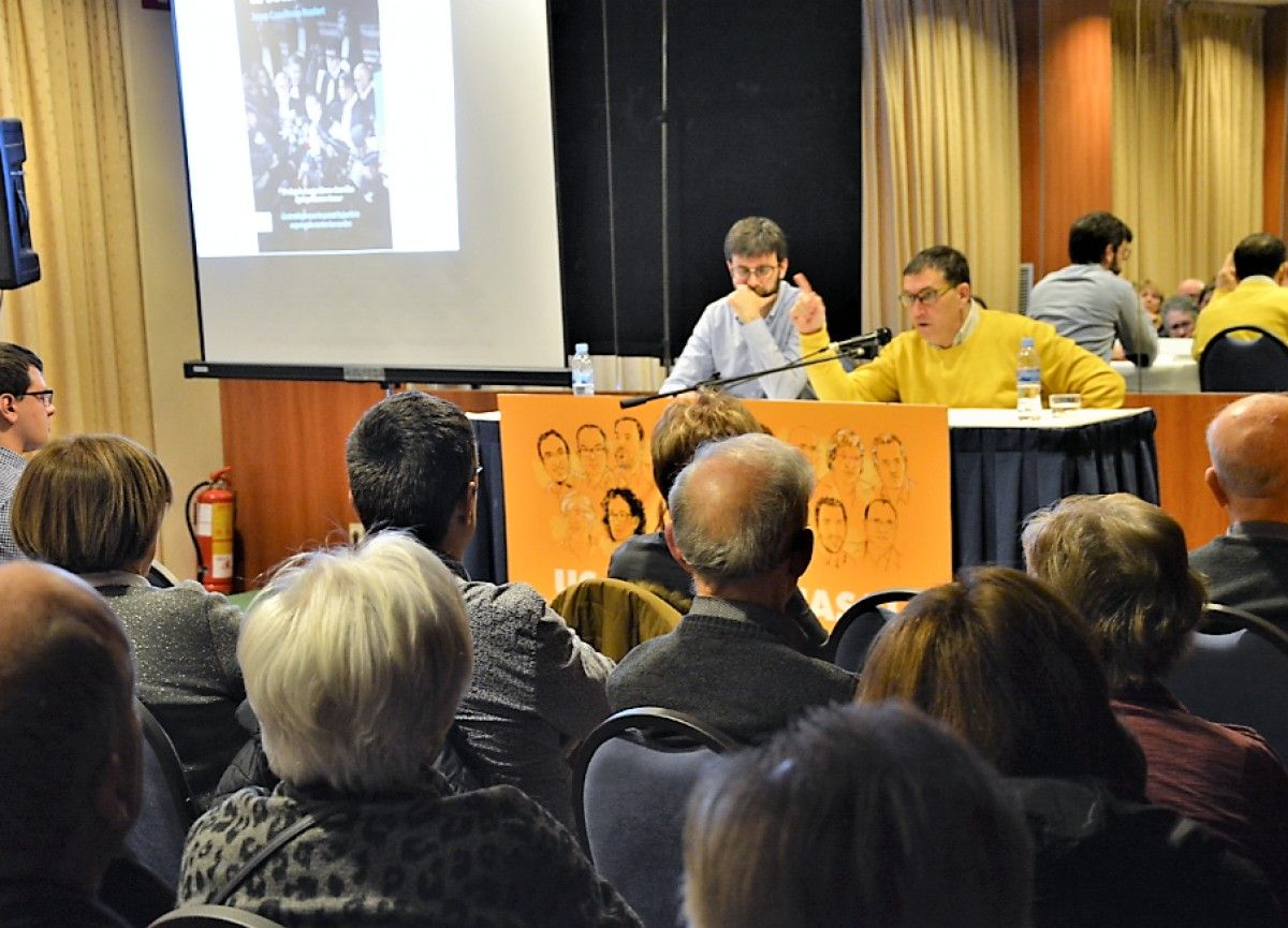 Jaume Alonso-Cuevillas amb el periodista Josep Casulleras en la presentació del llibre 'La batalla de l'exili' a Berga.