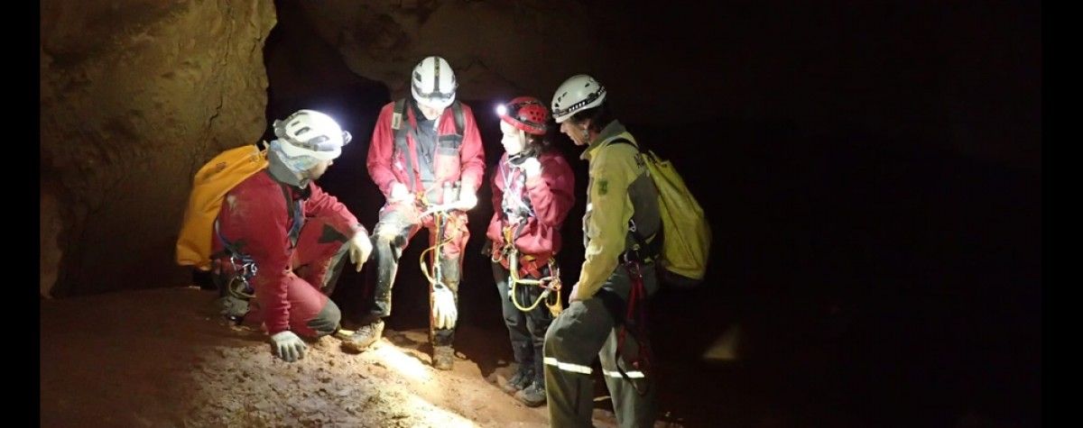 Un equip fent el seguiment d'una cova.