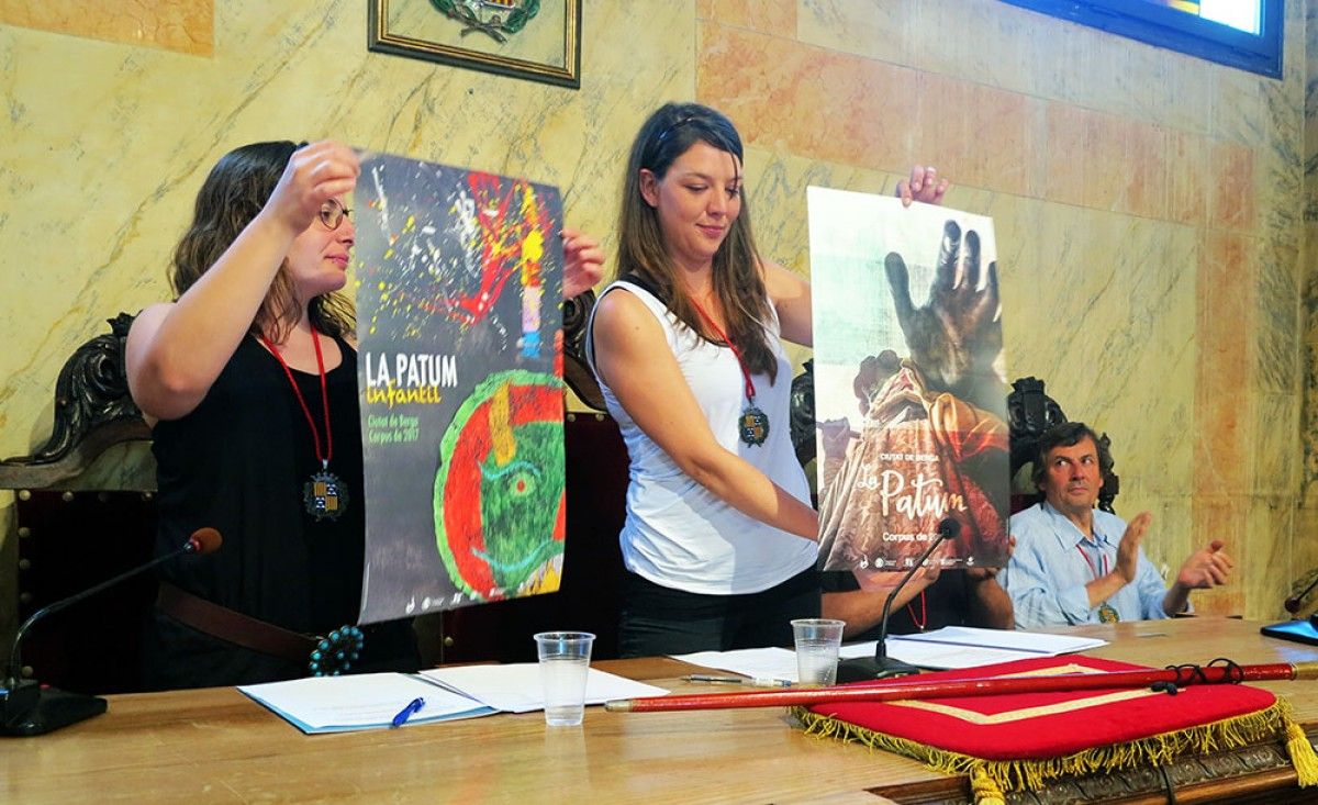 La regidora de Patum, Mònica Garcia, i l'alcaldessa de Berga, Montse Venturós, mostrant els cartells anunciadors de la festa.