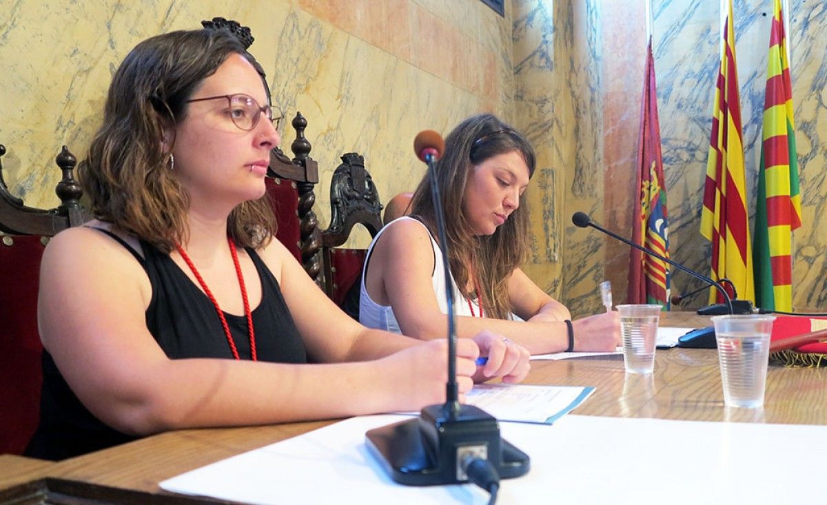 La regidora de Patum, Mònica Garcia, i l'alcaldessa de Berga, Montse Venturós