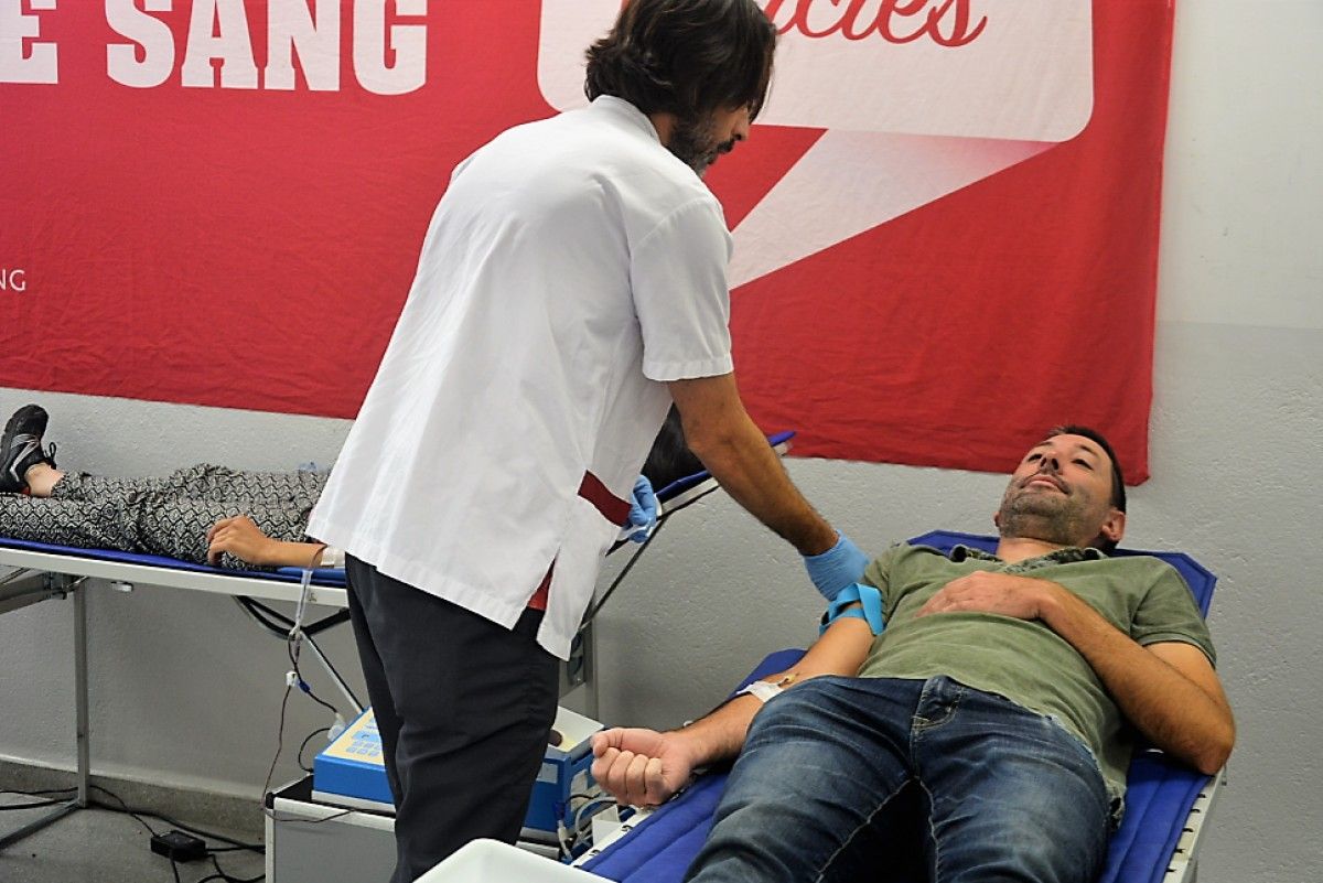El regidor de Drets Socials de Berga, Ivan Sànchez, donant sang en una jornada a Berga (arxiu).