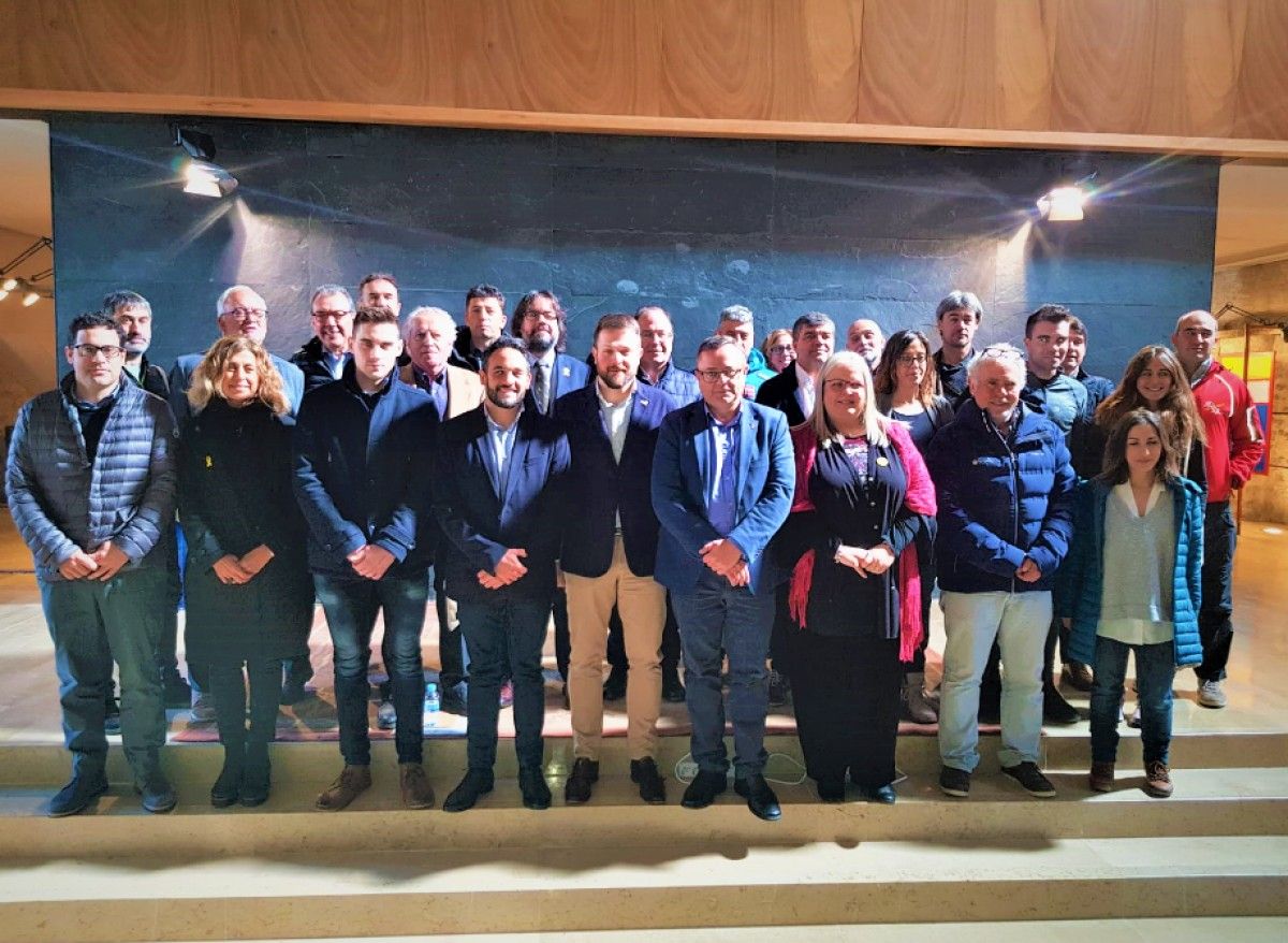 Foto de grup de la primera taula de treball sobre els Jocs d'Hivern al Berguedà.