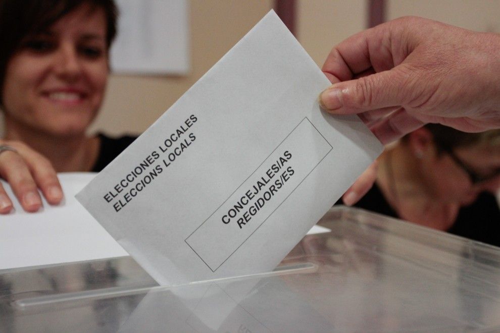 Un votant a les passades eleccions municipals. 