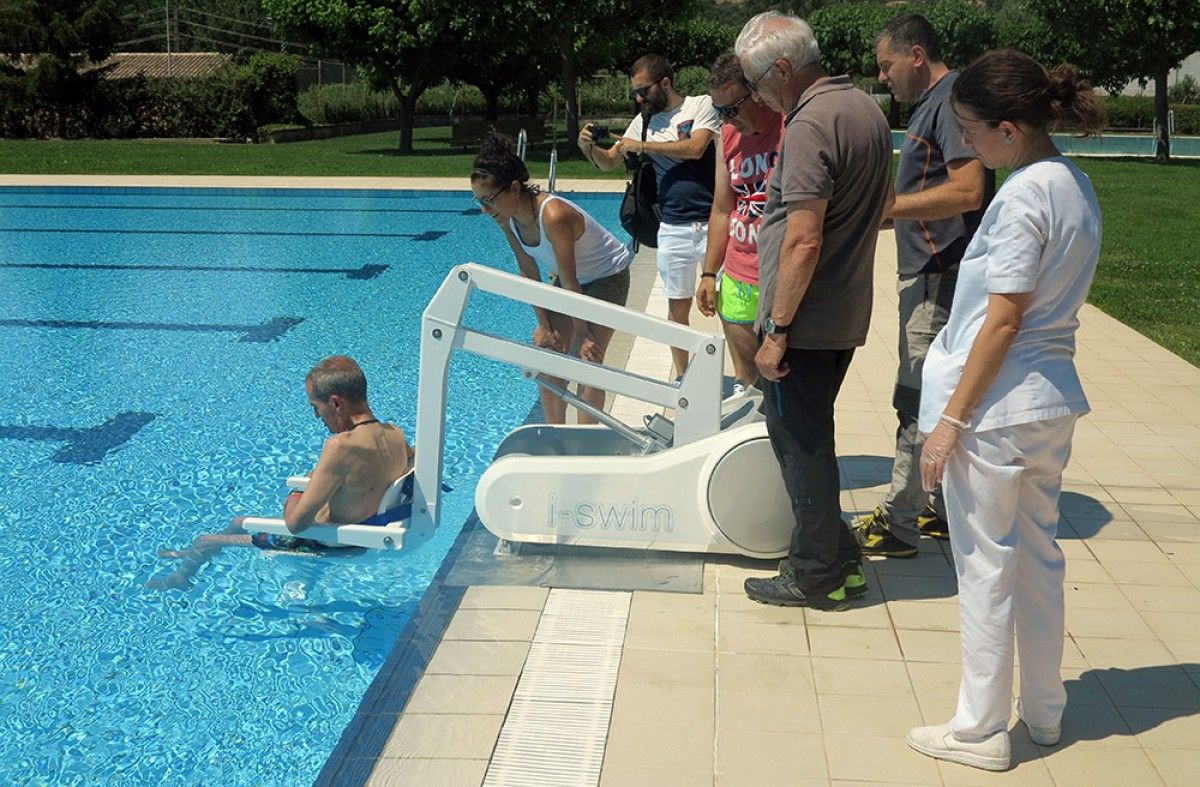 Cadira adaptada per a persones amb mobilitat reduïda a la piscina de Gironella. 