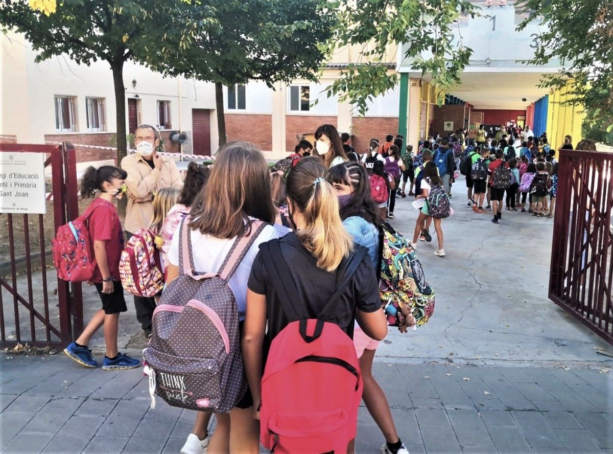 Alumnes a l'entrada de l'Escola de Sant Joan aquest matí.
