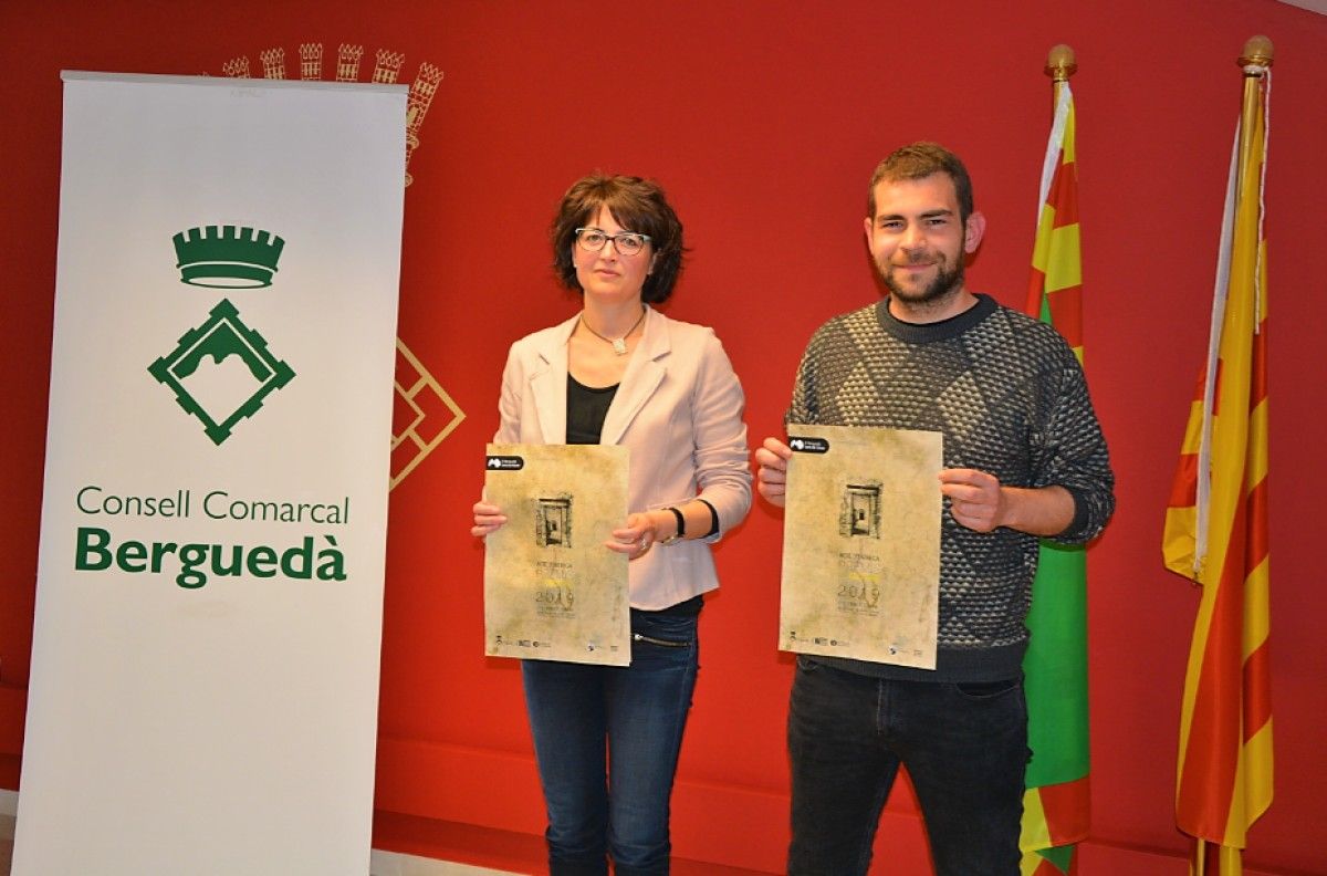 Roda de premsa de presentació de la gala d'entrega del Premi de Cultura del Berguedà amb Anna Maria Serra i un tècnic de l'àrea de Cultura.