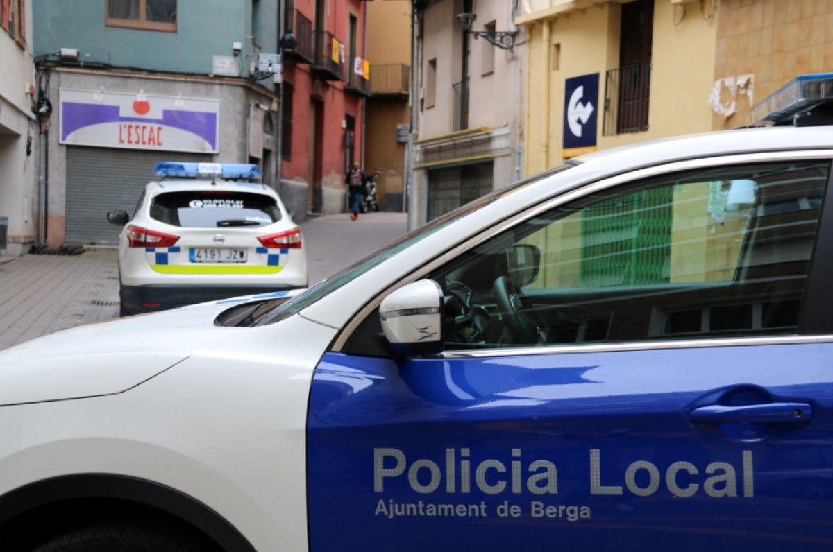 Dos vehicles de la policia local davant de les dependències de Berga.
