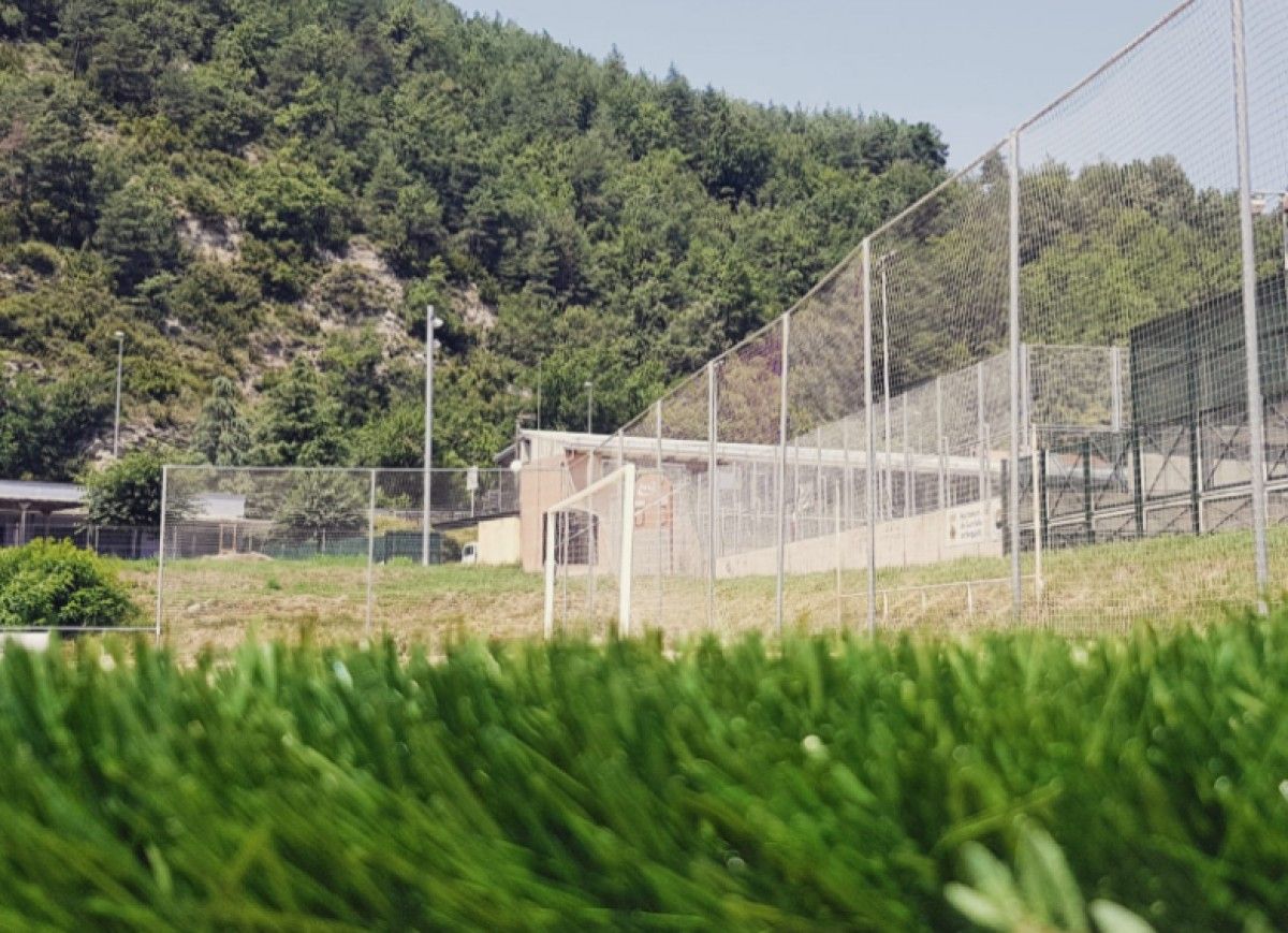 Prova de la gespa artificial al camp de futbol de Guardiola de Berguedà.