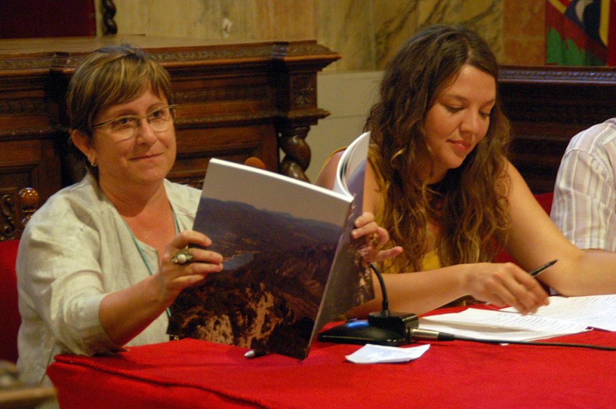 La directora de l'Erol, Rosa Serra (a l'esquerra), i l'alcaldessa de Berga, Montse Venturós (arxiu).