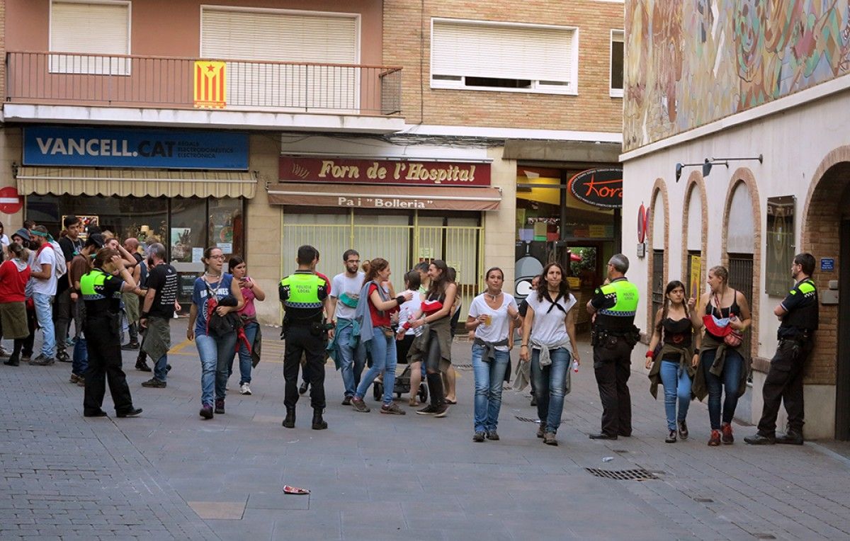 Control de la Policia Local a l'entrada de la plaça de Sant Pere des del Doctor Saló. 
