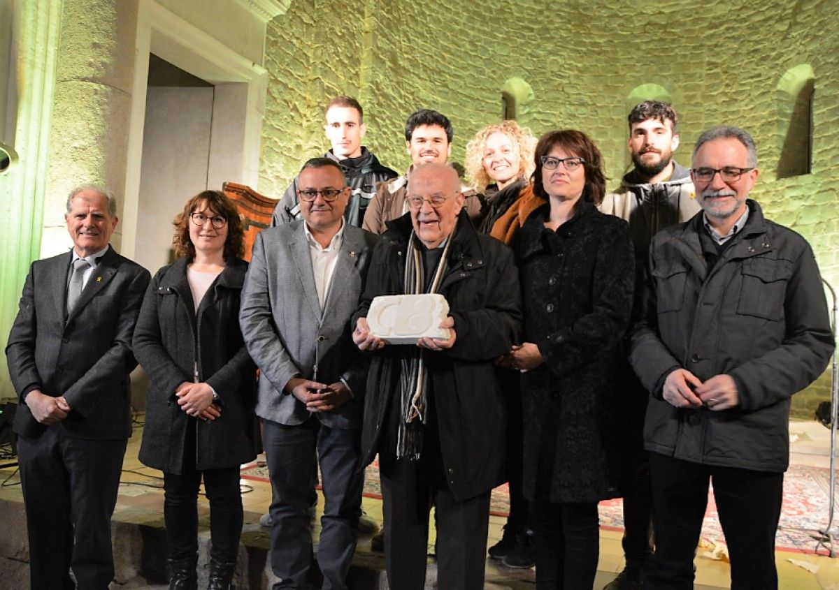 Premiats, membres del jurat i autoritats al monestir de Santa Maria de Serrateix.