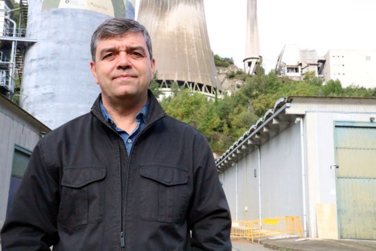  L'alcalde de Cercs, Jesús Calderer, davant de la central tèrmica en una imatge d'arxiu.