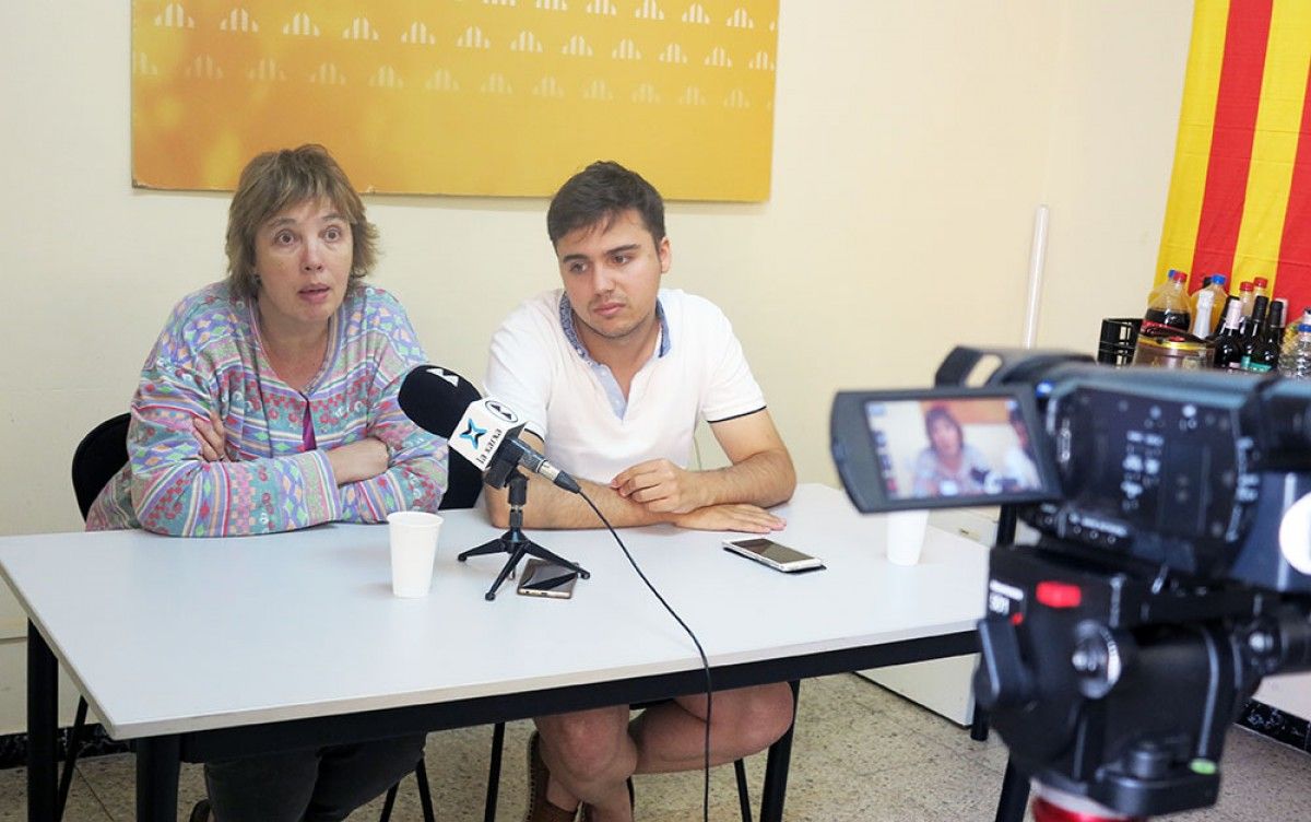 La regidora d'ERC a Berga Ermínia Altarriba fent declaracions sobre la decisió del Parlament. 